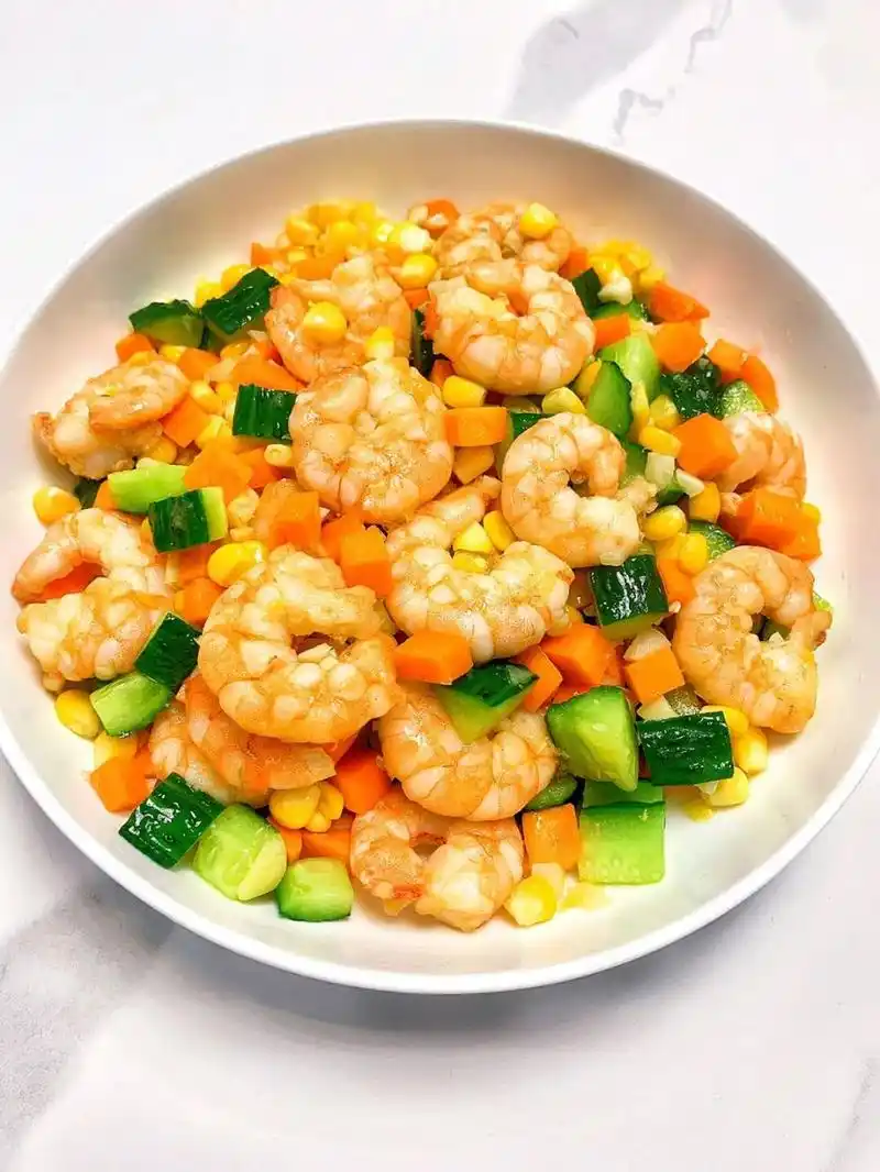 「虾仁做法」 食材:玉米77黄瓜77胡萝卜77虾仁 16615虾仁放