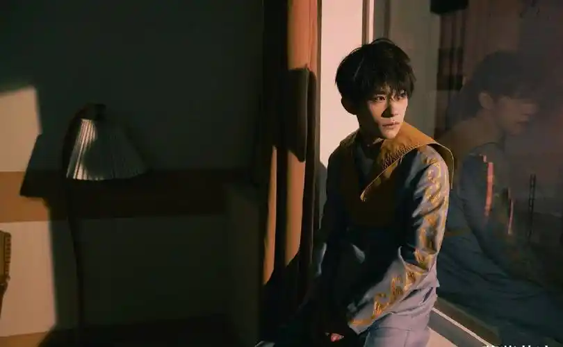 易烊千玺少年初成,魅力与气质越来越出众,眼神撩人,谁人不爱呢