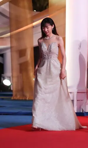 金鸡奖女星红毯:柳岩艳压群芳,周冬雨诧异回眸,佟丽娅仪态万千