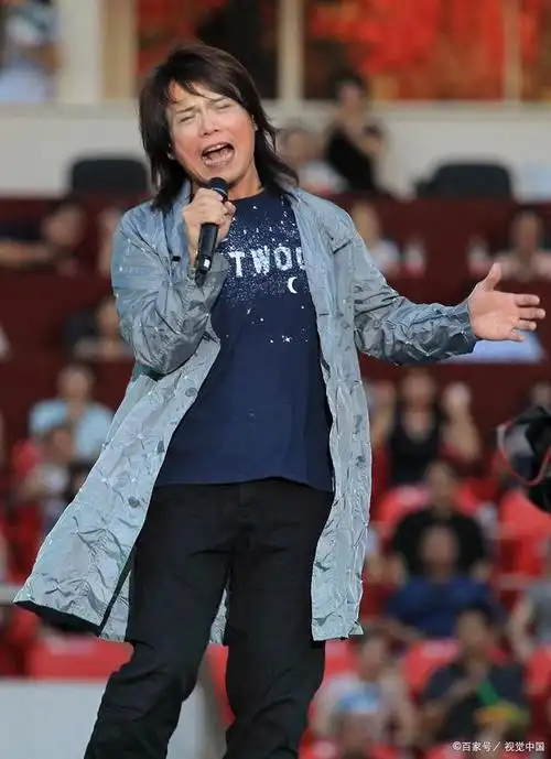 伍佰:音乐教父的内向与热情,为何他的演唱会总是"万人合唱团"