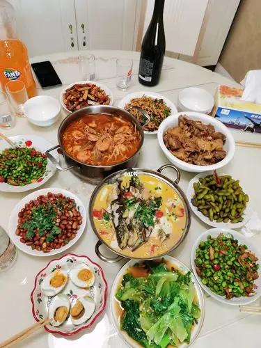 忙了一上午,做了一桌子,请爸爸哥哥哥侄子来家吃饭,好久家人都没聚一