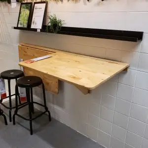 折叠桌子靠墙