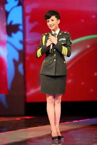 揭秘汤灿如何从"小护士"蜕变成军人歌手[组图]
