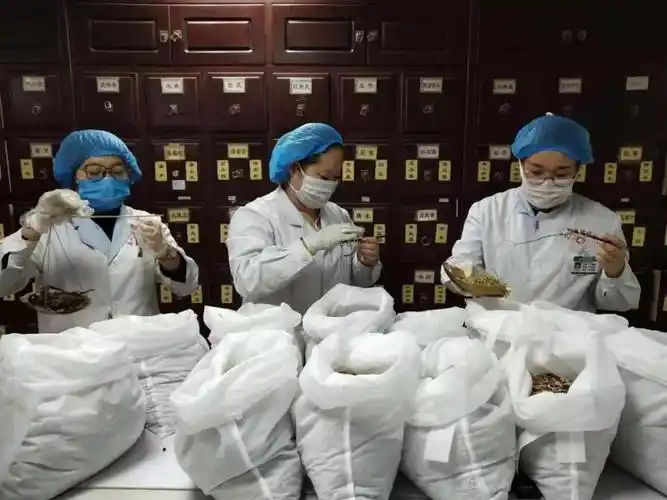 中药房抓药中