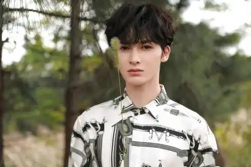 秋日限定男孩朱正廷九宫格大片 橄榄绿长裤映衬青春少年感