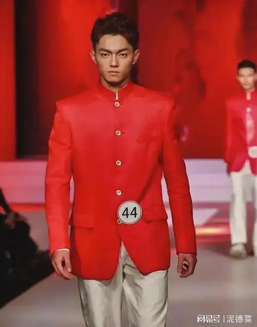 模特出身的她,身高185cm凭借自身优越的条件,一举拿下2013年模特大赛