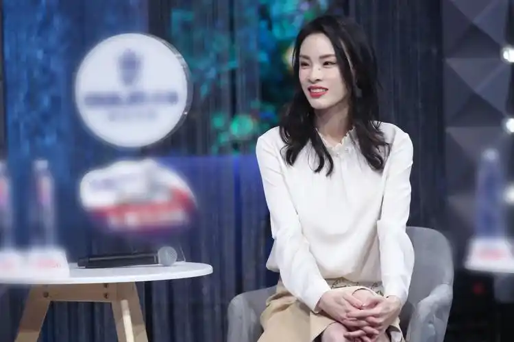 跳水传奇吴敏霞跨界温暖献唱 不忘初心催泪全场