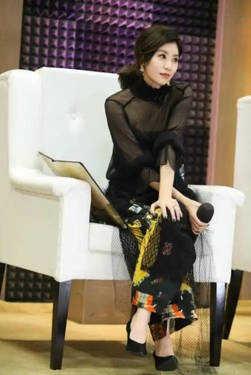 贾静雯"座机照"也惊艳,穿驼色大衣优雅如名媛,46岁更气质