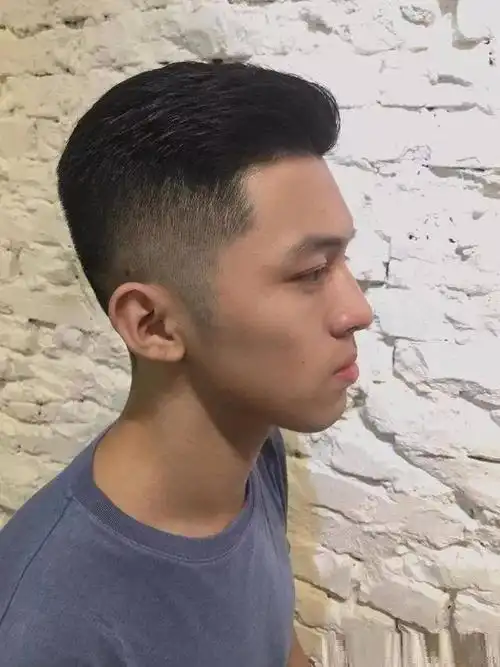 三款热搜的男生清爽露额头发型让女孩对你刮目相看