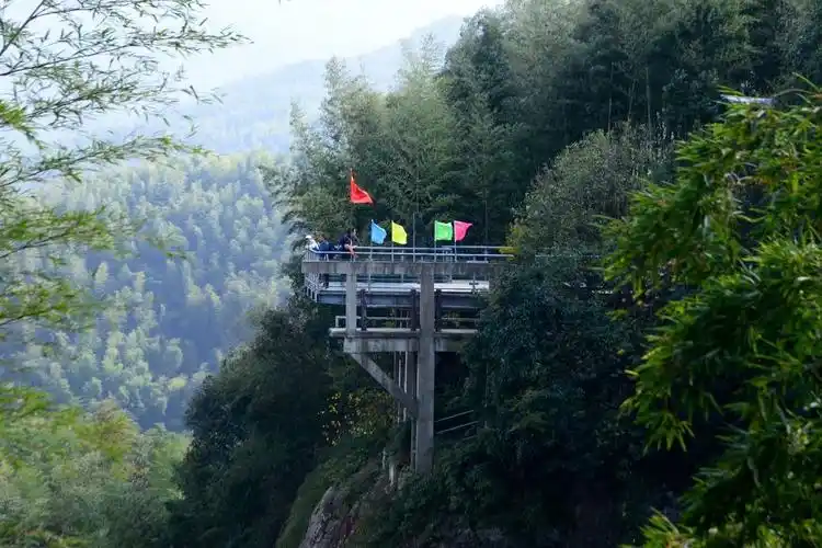 裘岩尖景区的玻璃栈道虽然只有20多米长,但是站在上面远眺,裘岙村的