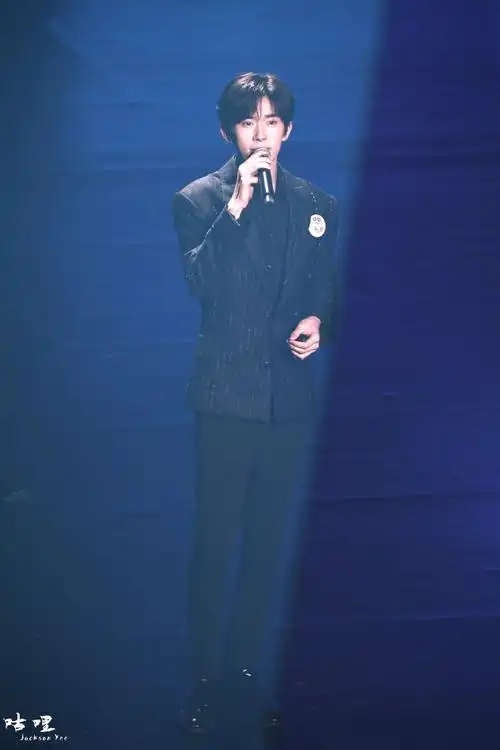易烊千玺不辞星海舞台##易烊千玺献唱不辞星海##易烊千玺于适同框照