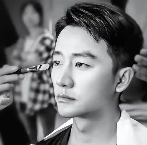 "狠人"黄轩的逆袭史,从内娱弃子到名导宠儿,几段情史太精彩