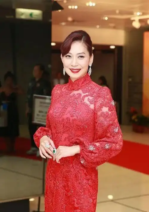 11邝美云·从女明星到女富豪[2] 凤凰聚焦 | 从香港歌星到人大代表,邝