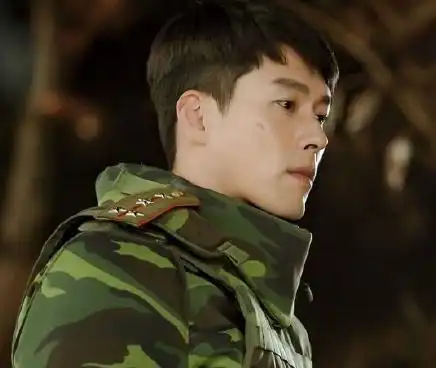 想起了《太阳的后裔》中宋仲基的军装照! 你粉谁的军装照?
