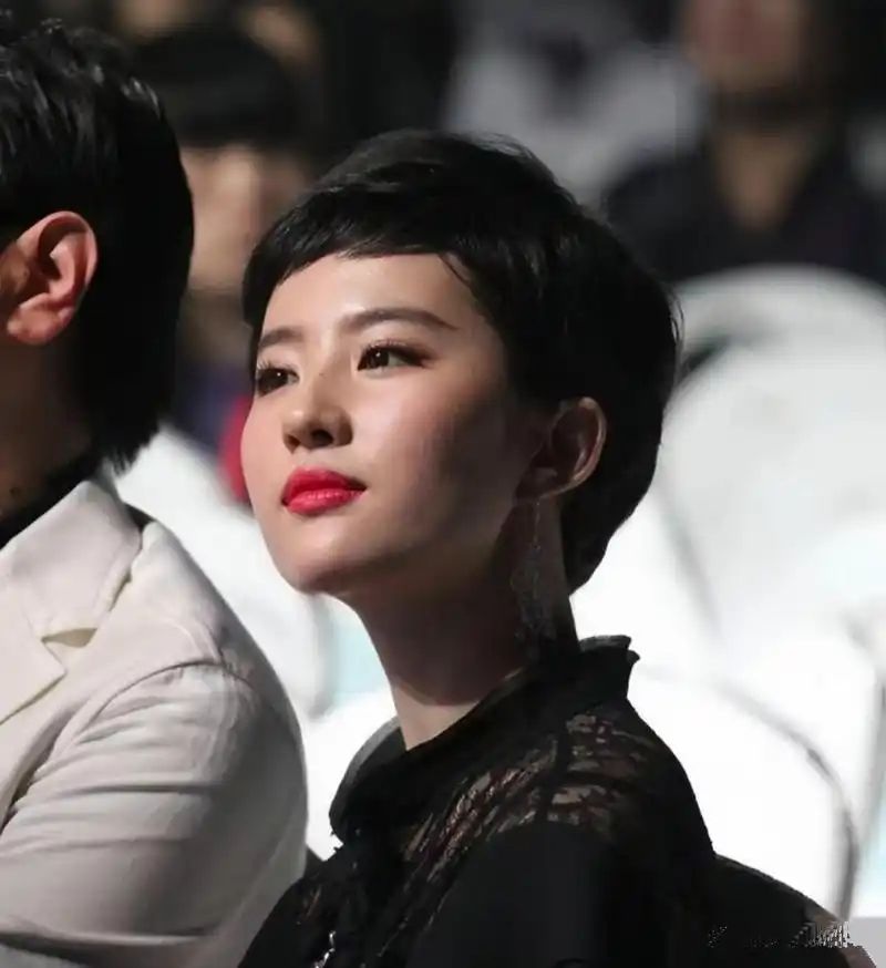 刘亦菲短发真的不好看,感觉怪怪的