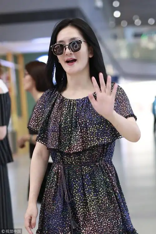 谢娜产后五月小腹平下巴显圆润