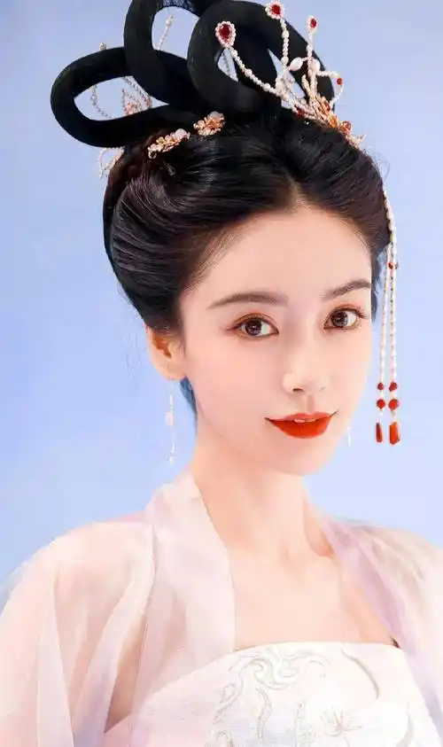 杨颖晒出嫦娥玉兔美照,网友:此人只因天上有,人间难得几回见_节日