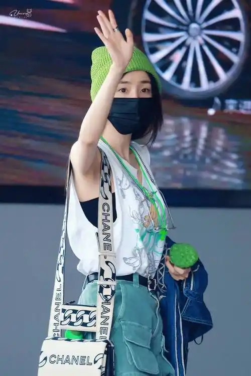 杨幂不愧是街拍的神!穿短袖戴绿帽子素颜惊艳机场,大长腿太辣了
