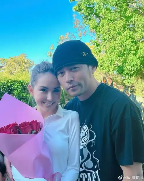 周杰伦现场观战澳网男单决赛##澳网周杰伦和昆凌分开坐