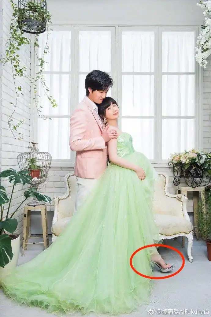 福原爱挺9个月孕肚照全家福,穿细高跟网友表示好担心