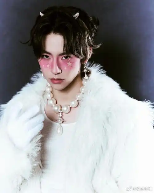 小鬼脸红星星妆#小鬼王琳凯今晚贵阳音乐节再度闪耀!