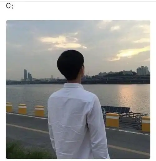 你认为哪个男孩子的背影最吸引你?测有人爱你吗?