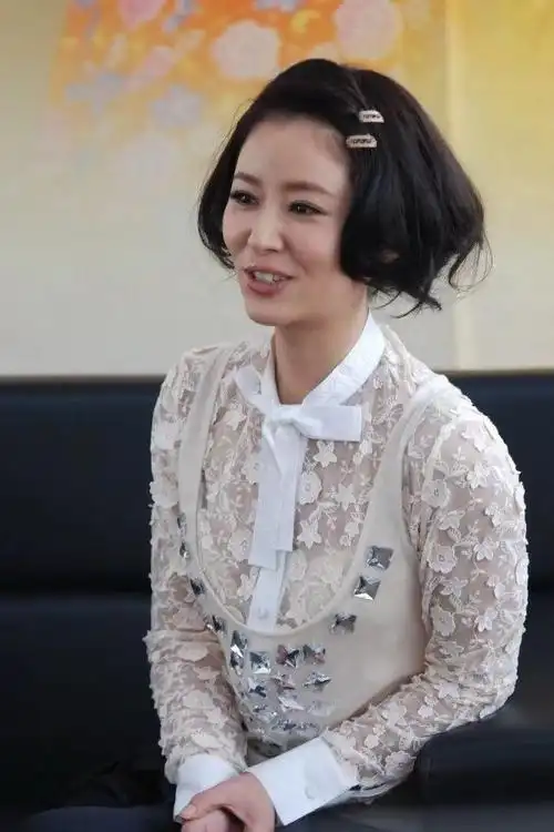 林心如罕见剪超短发娃娃脸更加丰盈变甜妹穿蕾丝衬衫却很性感