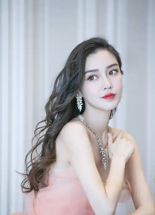 仙女一般的杨颖穿起礼服来才真的是美翻了,一字肩的设计展示了她傲人