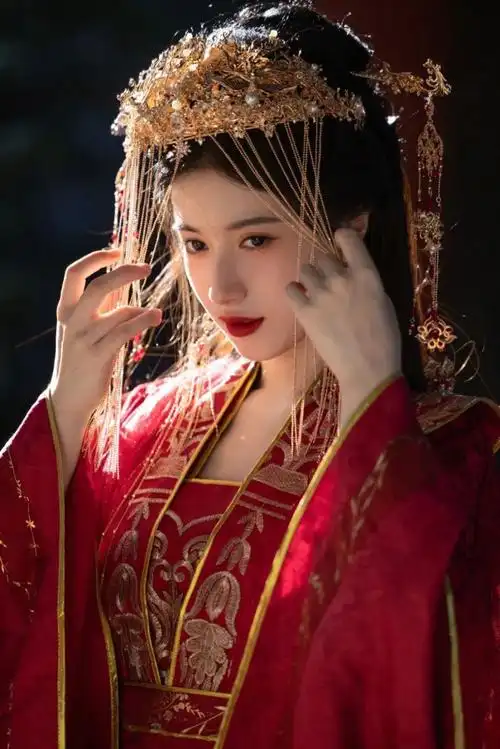 胡嘉欣古风红衣大片上线