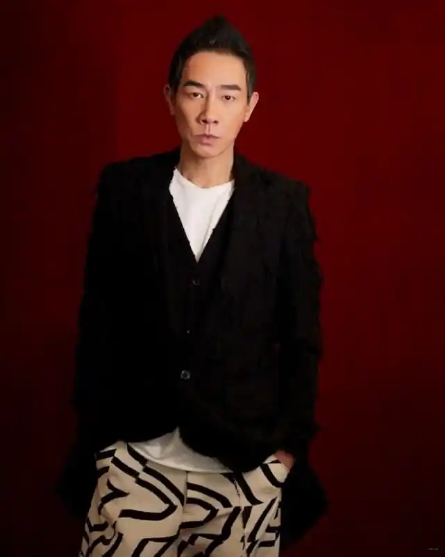 陈小春近照曝光,山鸡头依旧抢眼,整个人暴瘦尤其是脸!