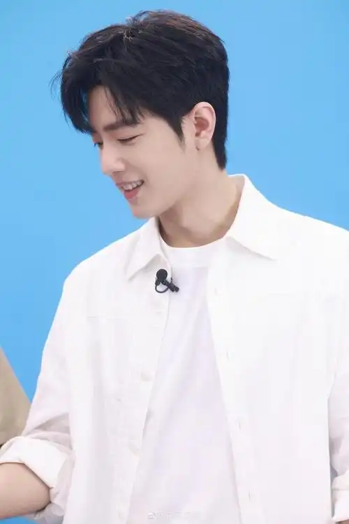 工作室晒肖战白衣侧颜照,肖战笑容治愈,气质干净,帅的!