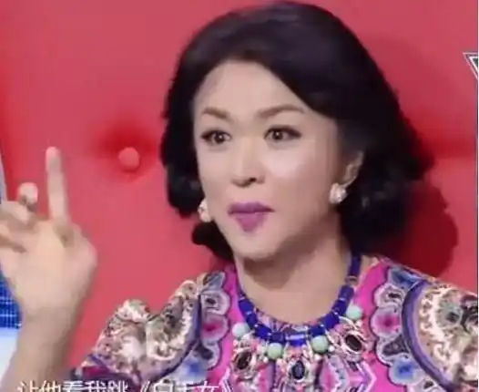 金星:曾和女人领过结婚证,28岁变成女儿身,55岁和丈夫甜蜜如初_舞蹈