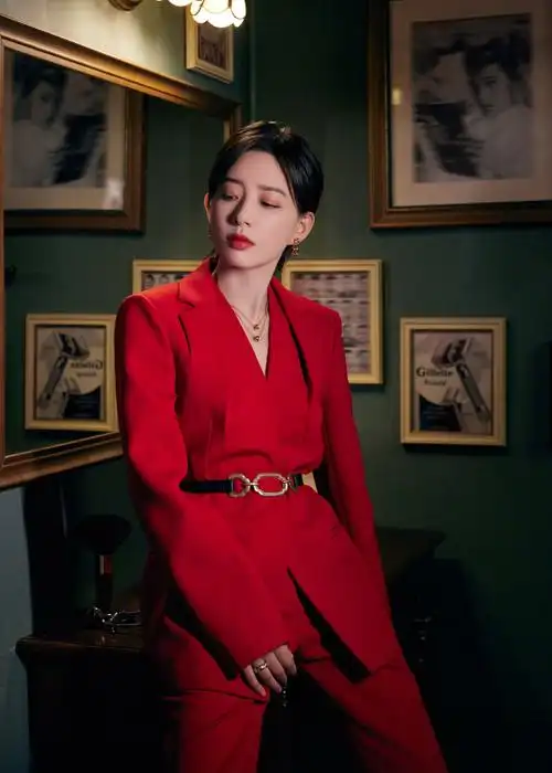 李斯丹妮央视元宵晚会图片李斯丹妮红色西服酷美写真