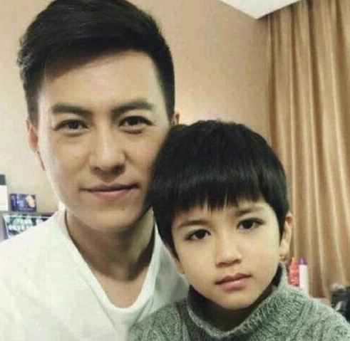 靳东妻子带儿子看名画,他的一句话成为焦点,网友:漫画中的男孩