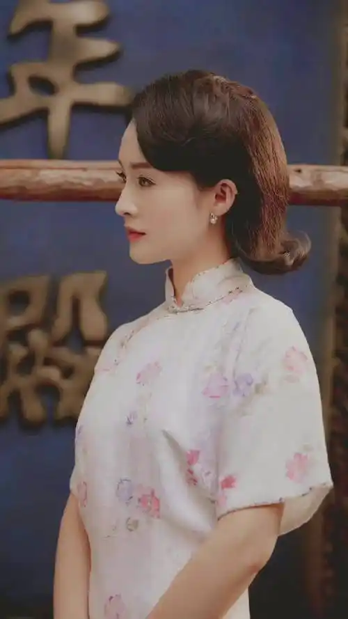 李沁旗袍壁纸_李沁_壁纸_旗袍