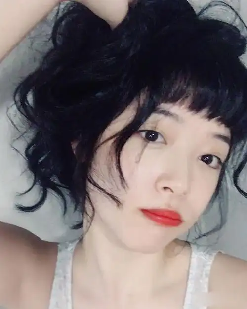 崔雪莉再换新发型 齐刘海卷发清纯可人