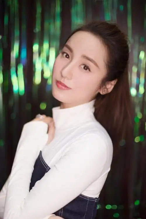 既时髦又柔美得恰到好处演员吕一