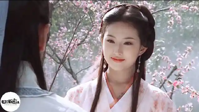 年仅十五岁的刘亦菲出演天龙八部的王语嫣才让我们知道真正的天仙姐姐