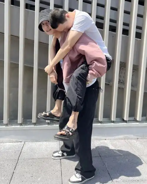 朴灿烈晒金钟仁入伍摸头照##朴灿烈背金钟仁