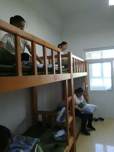 经过一个小时的路程,同学们抵达了目的地——滨海潍坊实验中学!瞧!