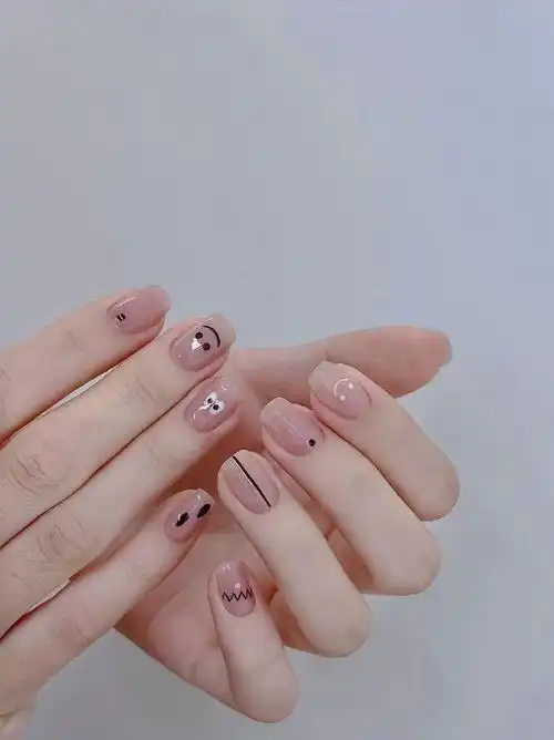 通勤小短甲超好看的美甲 显白才高级 短指甲也可以这么美 显白颜色 爱