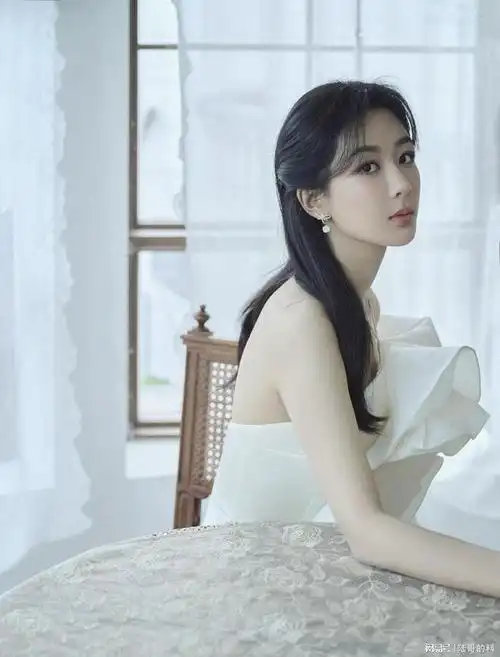 杨紫穿花朵白裙露香肩美腿 半扎长发显温柔|发型|好身材_网易订阅