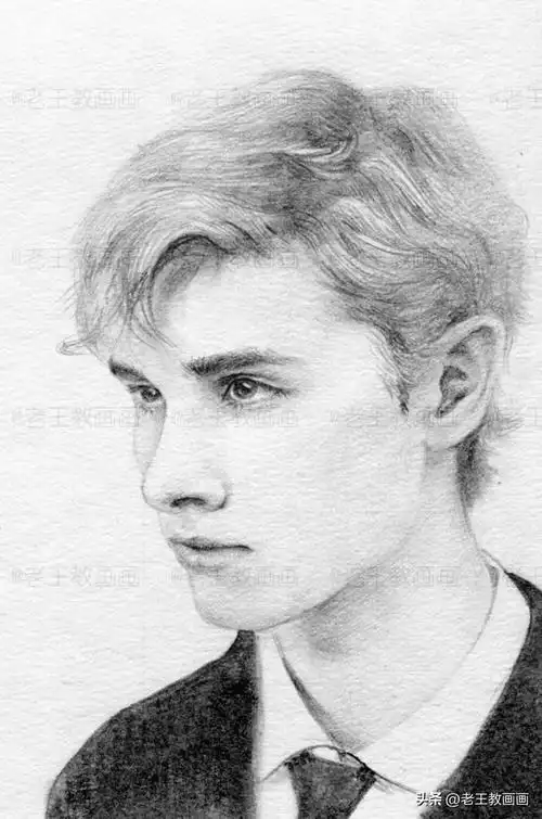 【使用工具】马可素描铅笔套包,普通素描纸hbbb铅笔》》》【第1步