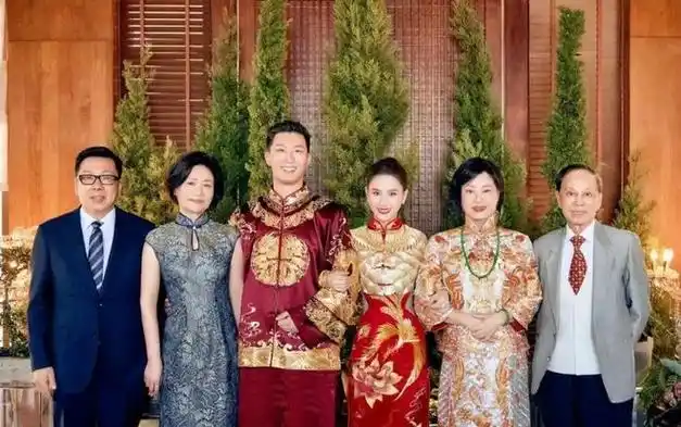 何超盈在参加弟弟何猷君的私人宴会时,其他家庭成员才能吃.