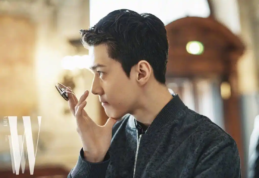 分享一组吴世勋图片给大家,图中的明星图片壁纸会点缀你的电脑桌面