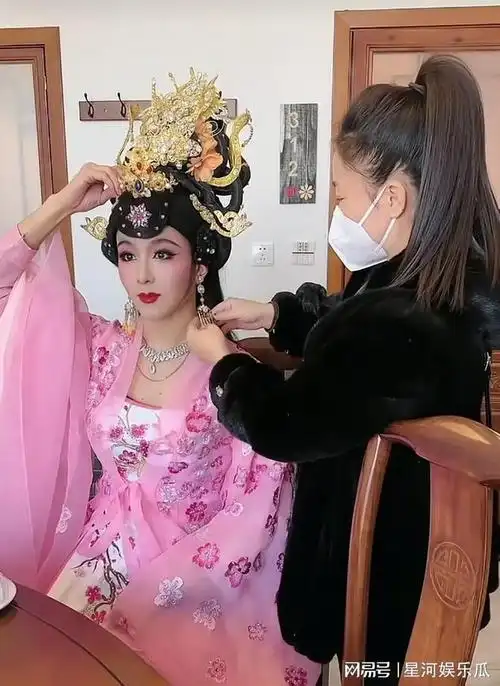 他做反串演员10余年男扮女装演出惊艳众人老婆当助理贴身陪伴