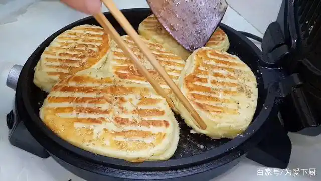 烧饼这样做才简单,加2个鸡蛋,外皮香酥又掉渣,学会都能开店了