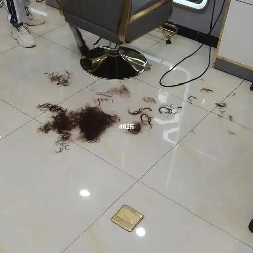 发现自己剪下来的头发好像泰迪卷