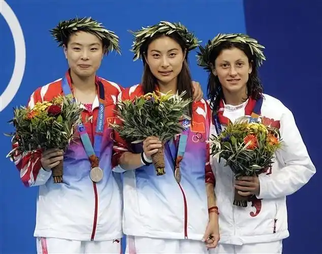 郭晶晶,1981年出生在河北保定的一个普通家庭,父母都是普通工人.