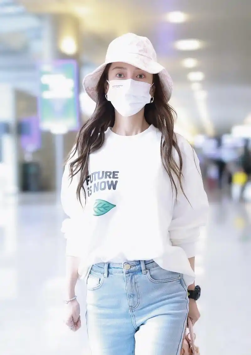 angelababy终于看上去胖一点了穿卫衣配牛仔裤减龄时尚